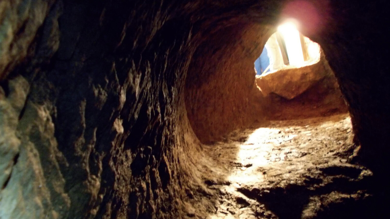 Hang động của những người khổng lồ. Ảnh: DM