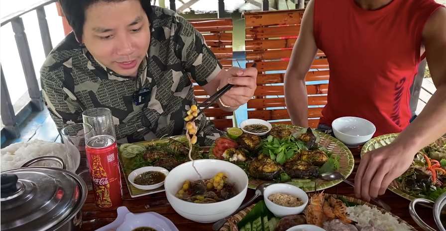 Khoa Pug chuyên review đồ ăn. Ảnh chụp từ clip