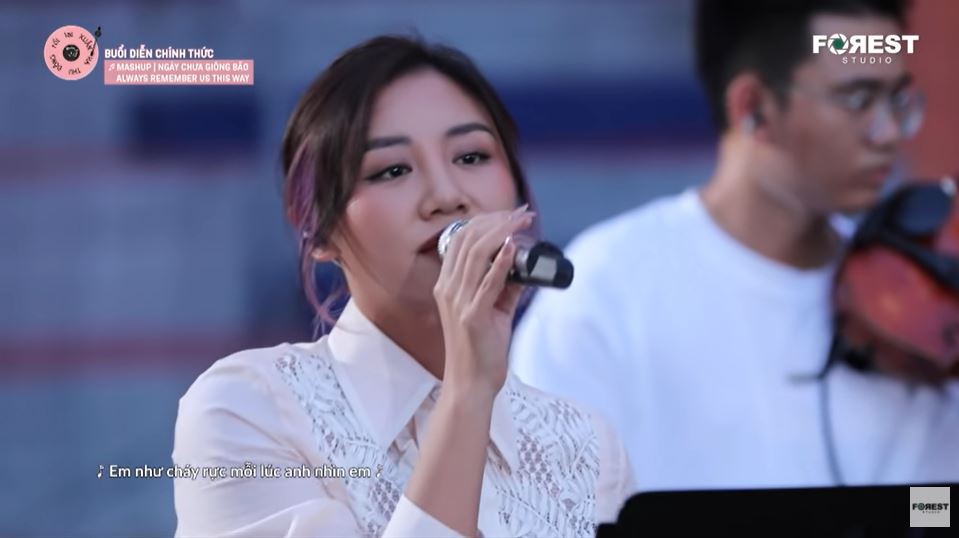 Sự xuất hiện của Văn Mai Hương trong chương trình Xuân Hạ Thu Đông rồi lại Xuân đang thu hút sự chú ý. Ảnh chụp màn hình. Sự xuất hiện của Văn Mai Hương trong chương trình Xuân Hạ Thu Đông rồi lại Xuân đang thu hút sự chú ý. Ảnh chụp màn hình.