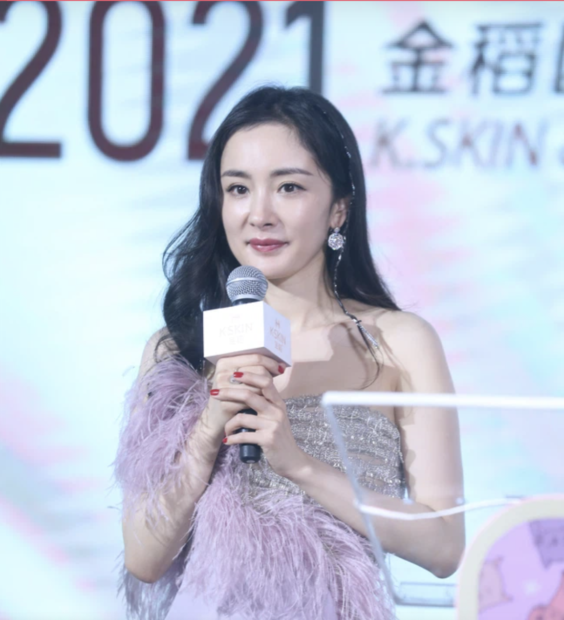 Còn đây là nhan sắc thật sự của cô khi chưa qua chỉnh sửa. Ảnh: Sina Còn đây là nhan sắc thật sự của cô khi chưa qua chỉnh sửa. Ảnh: Sina