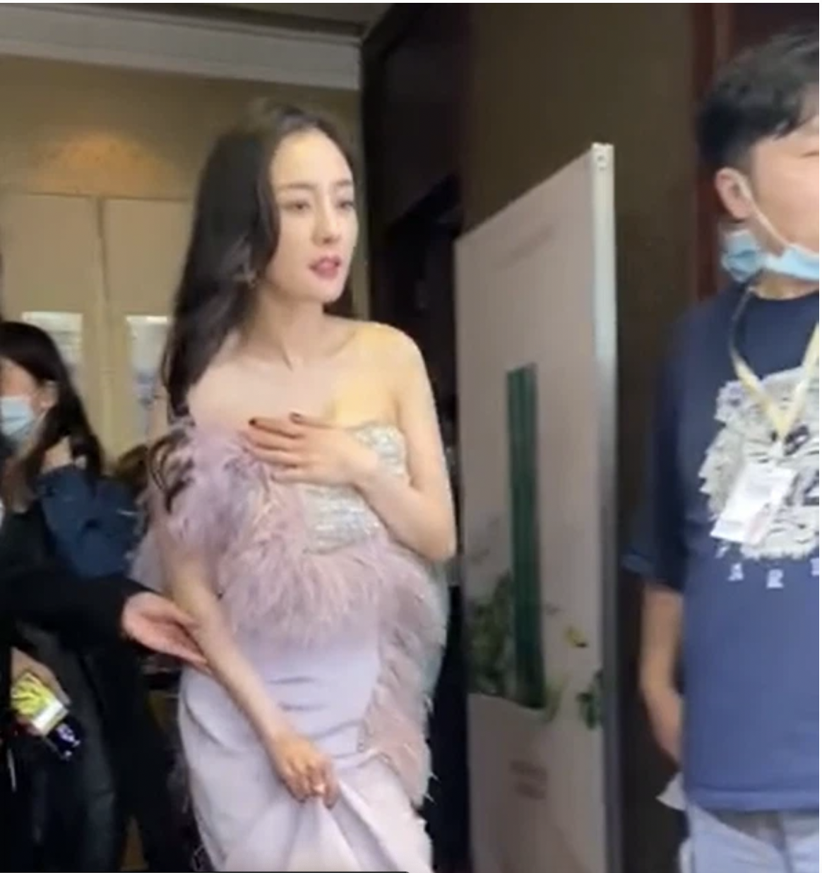 Vẻ mệt mỏi trên gương mặt của Dương Mịch. Ảnh: Sina Vẻ mệt mỏi trên gương mặt của Dương Mịch. Ảnh: Sina