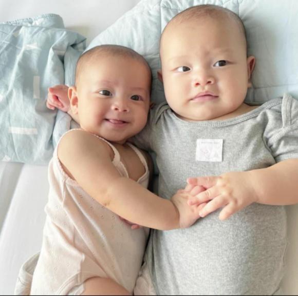 Cặp song sinh nhà Hồ Ngọc Hà càng lớn càng đáng yêu. Ảnh: Facebook Cặp song sinh nhà Hồ Ngọc Hà càng lớn càng đáng yêu. Ảnh: Facebook