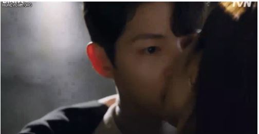 Cảnh khóa môi cứng đơ của Song Joong Ki trong phim mới. Ảnh chụp màn hình Cảnh khóa môi cứng đơ của Song Joong Ki trong phim mới. Ảnh chụp màn hình