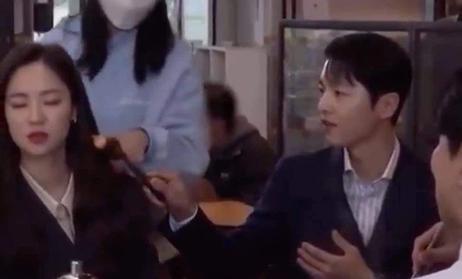 Song Joong Ki tình tứ gái lạ, Song Hye Kyo bị 'réo gọi' không thương tiếc - Ảnh 1 Song Joong Ki tình tứ gái lạ, Song Hye Kyo bị 'réo gọi' không thương tiếc - Ảnh 1