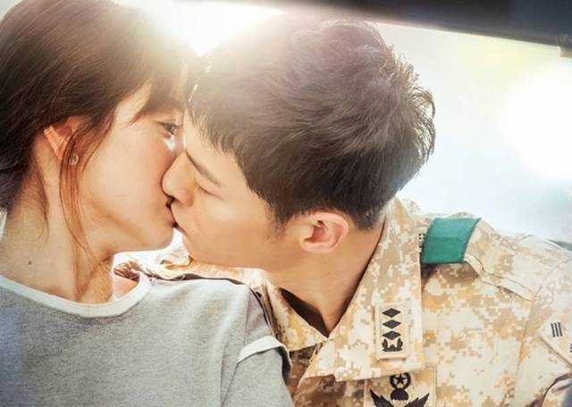 Song Hye Kyo và Song Joong Ki cùng cảnh 'khóa môi' kinh điển trong Hậu Duệ Mặt Trời. Ảnh: Internet Song Hye Kyo và Song Joong Ki cùng cảnh 'khóa môi' kinh điển trong Hậu Duệ Mặt Trời. Ảnh: Internet