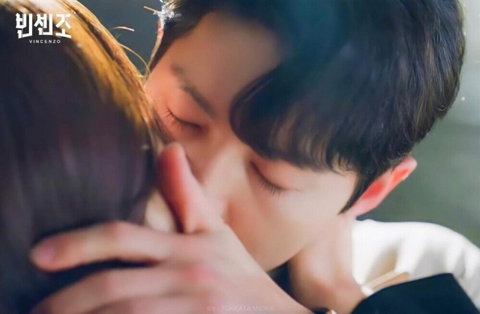 Song Joong Ki 'khóa môi' rất nhập tâm. Ảnh chụp màn hình Song Joong Ki 'khóa môi' rất nhập tâm. Ảnh chụp màn hình