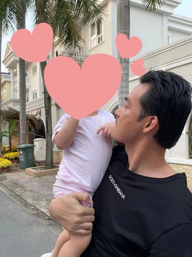 Hiếm hoi lắm mới thấy Phượng Chanel để ái nữ lộ diện, nhưng chi tiết lạ mới gây chú ý - Ảnh 1 Hiếm hoi lắm mới thấy Phượng Chanel để ái nữ lộ diện, nhưng chi tiết lạ mới gây chú ý - Ảnh 1
