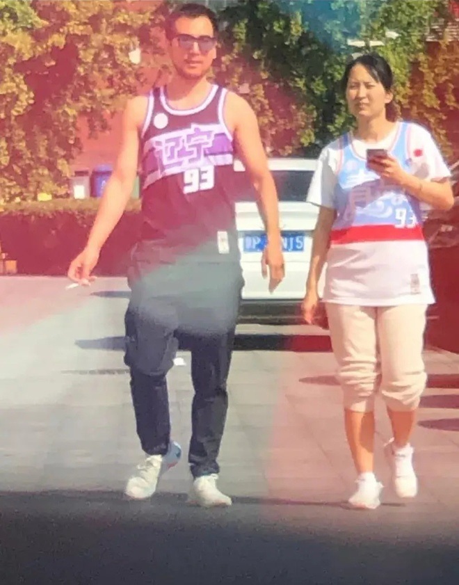 Vóc dáng kém thon gọn cùng dung nhan kém sắc của hotgirl Ice Cream dưới ống kính của người qua đường. Ảnh: Sina