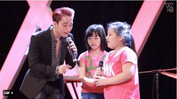 Sơn Tùng xuất hiện trong đoạn clip cùng 2 bé dễ thương. Ảnh chụp từ clip Sơn Tùng xuất hiện trong đoạn clip cùng 2 bé dễ thương. Ảnh chụp từ clip