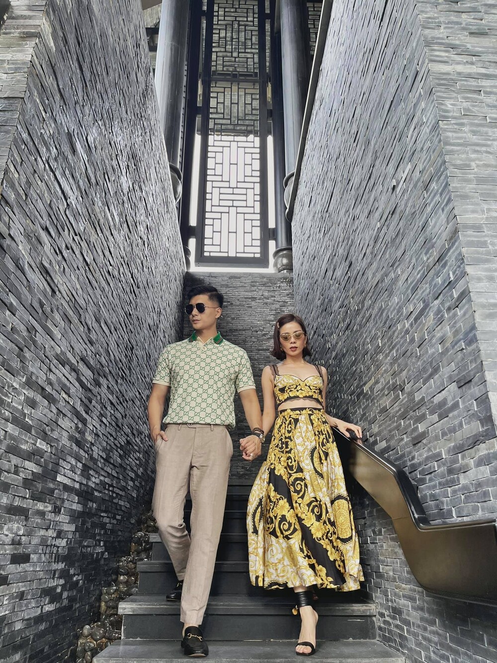 Sau khi công khai tình cảm, cả hai không ngần ngại sánh bước cùng nhau trước ống kính truyền thông. Ảnh: Facebook