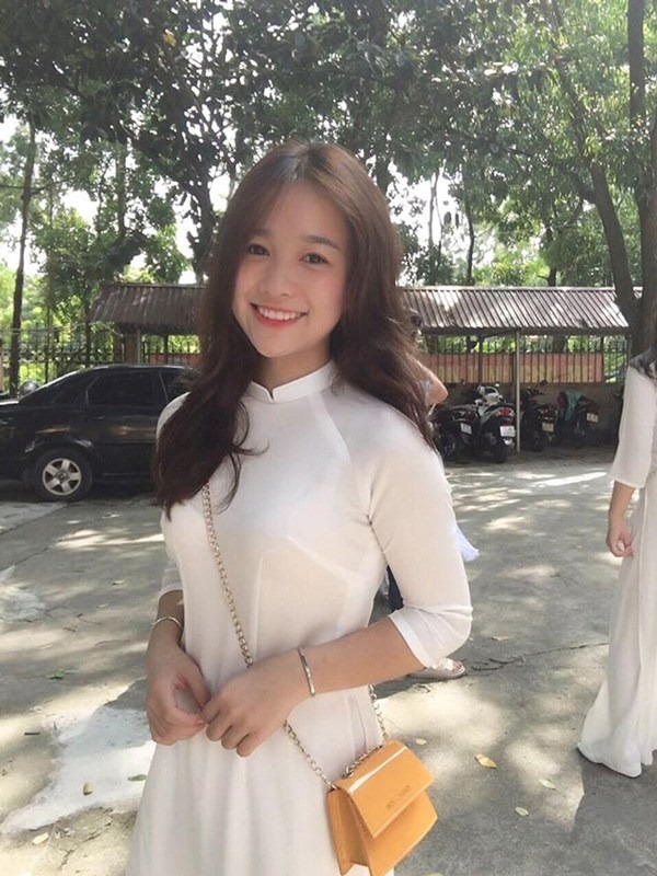 Cô nàng từng gây chú ý trong hình ảnh xinh xẻo như thiên thần trong lễ chụp kỷ yếu. Ảnh: Facebook