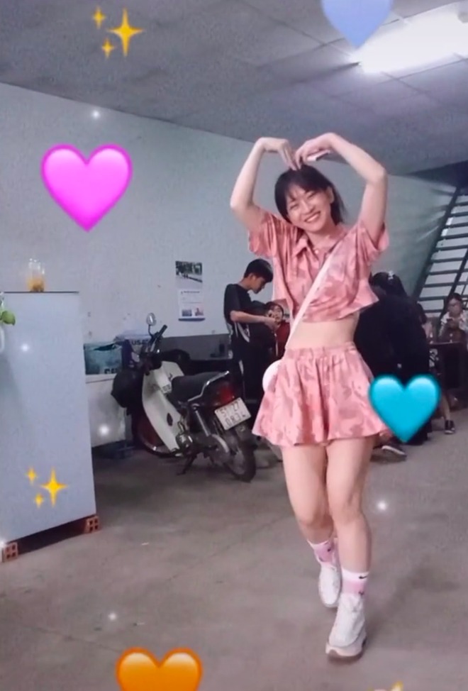 Dù sở hữu lượng fan đông đảo nhưng Tiktoker Lê Bống cũng gây tranh cãi về ngoại hình của mình. Ảnh: Facebook Dù sở hữu lượng fan đông đảo nhưng Tiktoker Lê Bống cũng gây tranh cãi về ngoại hình của mình. Ảnh: Facebook