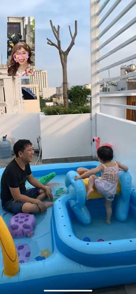 Trường Giang dành thời gian để chơi với ái nữ dù công việc có bận rộn đến thế nào. Ảnh: Facebook