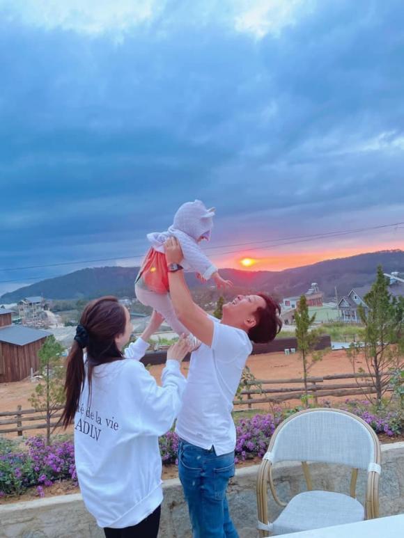 Gia đình nhỏ hạnh phúc của Trường Giang và Nhã Phương. Ảnh: Facebook