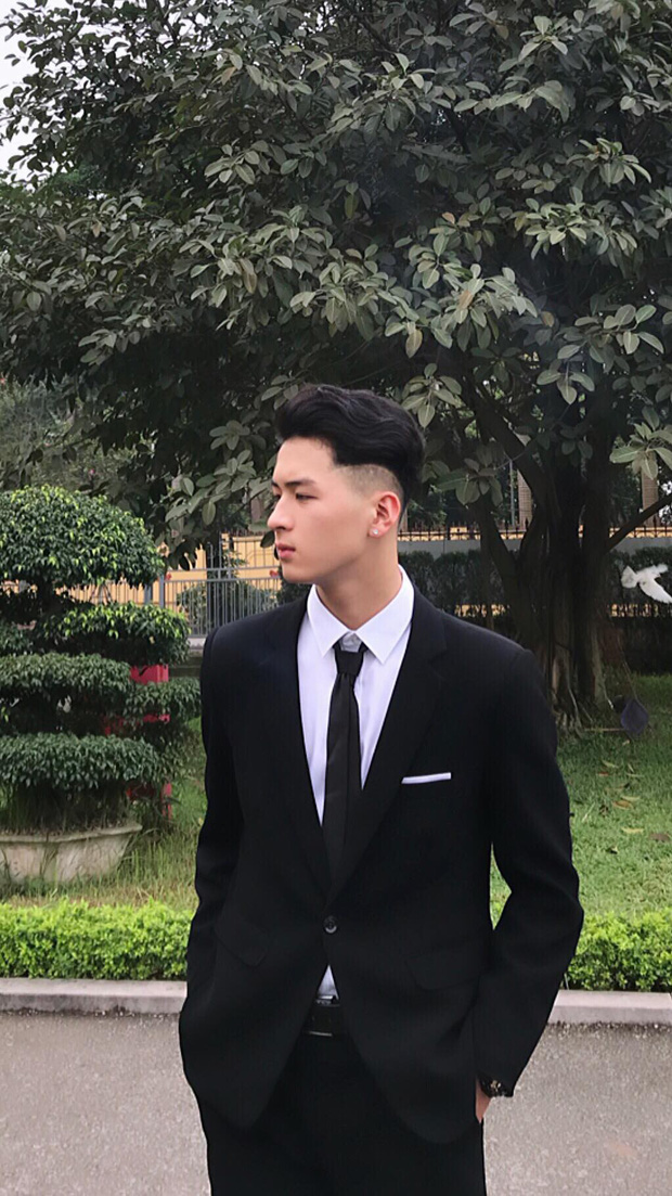 Vẻ lạnh lùng của nam sinh Hà Nội khiến chị em 'rụng trứng' . Ảnh: Facebook Vẻ lạnh lùng của nam sinh Hà Nội khiến chị em 'rụng trứng' . Ảnh: Facebook