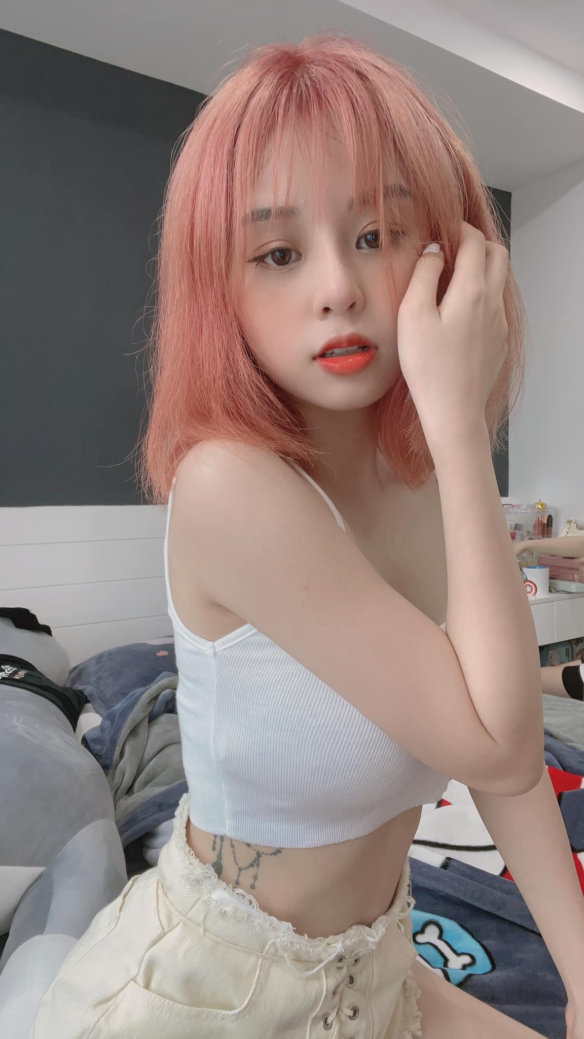 Cô nàng cũng thường xuyên đăng tải hình ảnh thả thính trên trang cá nhân. Ảnh: Facebook