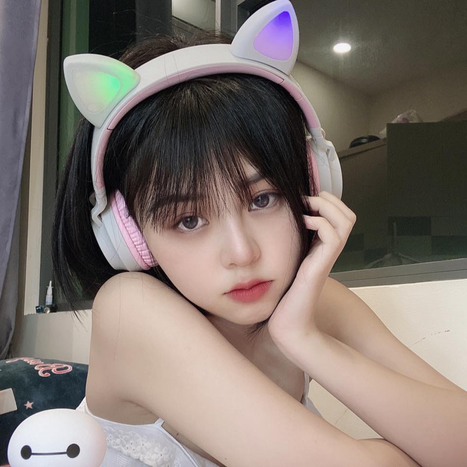 Cô nàng gây ấn tượng bởi nhan sắc xinh đẹp cùng giọng nói truyền cảm. Ảnh: Facebook