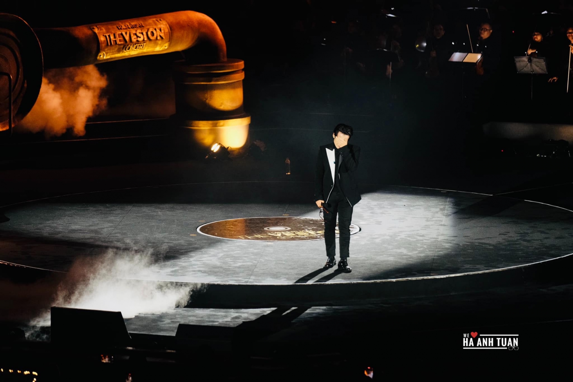 Hà Anh Tuấn bật khóc trong đêm nhạc của mình. Ảnh: Facebook