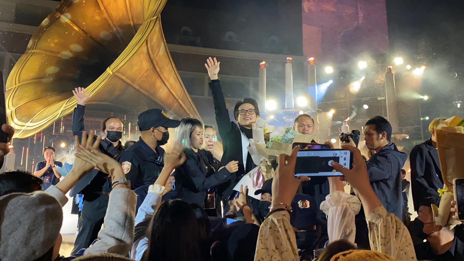 Hà Anh Tuấn vỡ òa trong sự hân hoan của khán giả trong đêm nhạc mới đây diễn ra tại Đà Lạt. Ảnh: Facebook