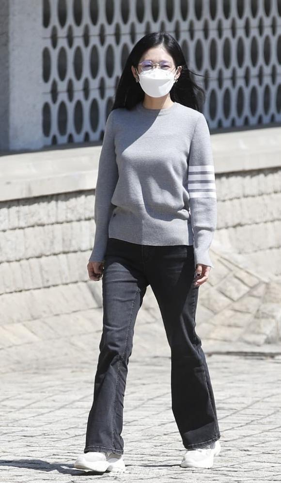 Jang Nara lộ rõ làn xa sần sùi dưới nắng. Ảnh: Sina Jang Nara lộ rõ làn xa sần sùi dưới nắng. Ảnh: Sina