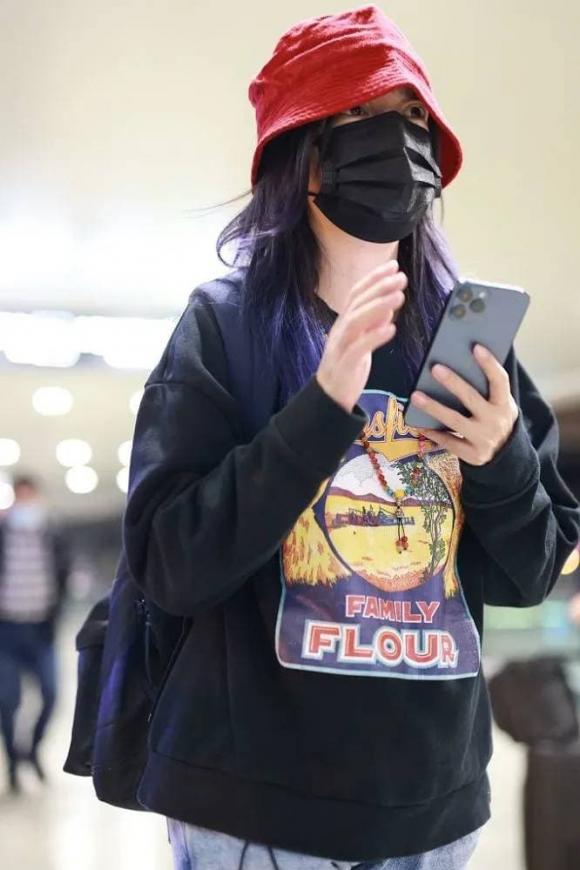 Cô liên tục dùng tay ôm đầu. Ảnh: Sina Cô liên tục dùng tay ôm đầu. Ảnh: Sina