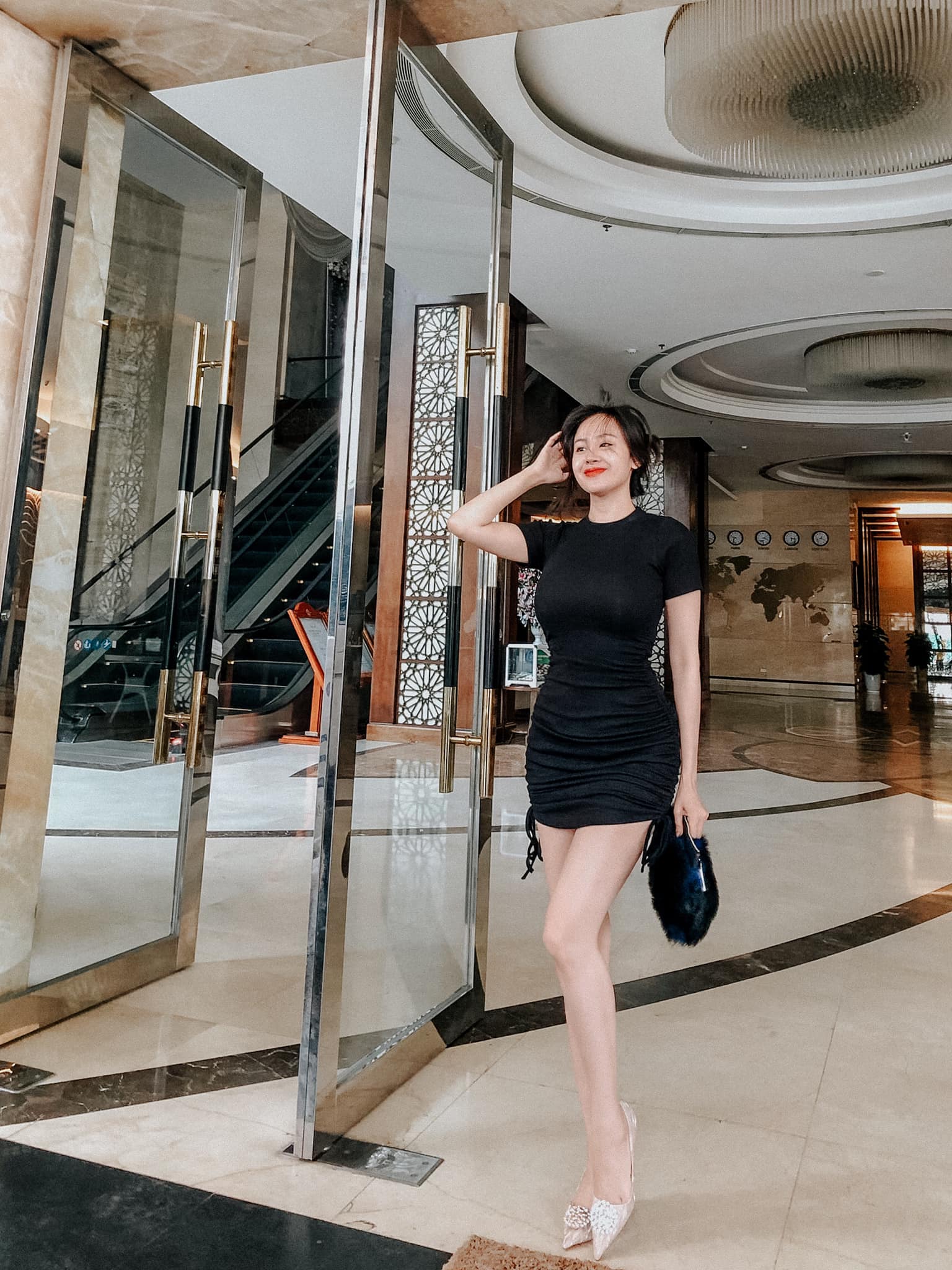 Trước những ồn ào về lời chê hết thời, bà Tưng tung ảnh khoe nhan sắc và sắc vóc đạt chuẩn. Ảnh: Facebook