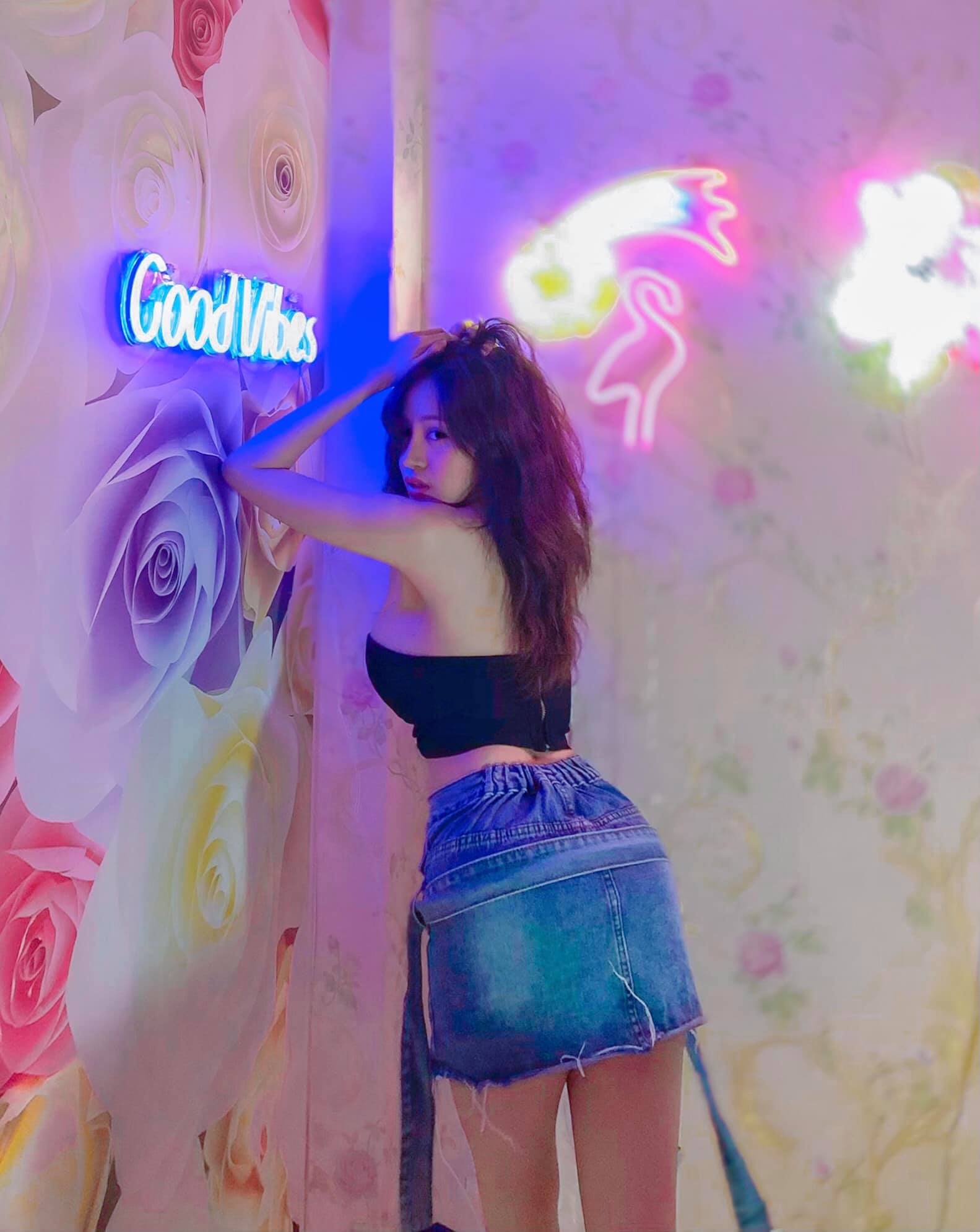 Bà Tưng Huyền Anh từng bị chỉ trích vì diện đồ thiếu vải. Ảnh :Facebook