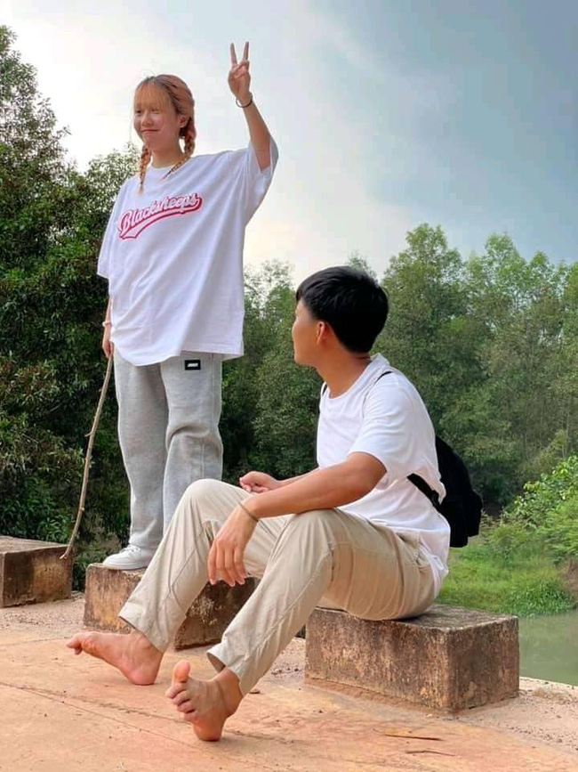 Mũi trưởng Long và Hậu Hoàng thương xuyên có những màn tương tác vô cùng tình tứ. Ảnh: Facebook Mũi trưởng Long và Hậu Hoàng thương xuyên có những màn tương tác vô cùng tình tứ. Ảnh: Facebook