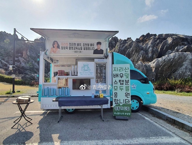 Song Joong Ki gây tranh cãi khi gửi quà cho mỹ nhân đang là tình địch của vợ cũ. Ảnh: Internet Song Joong Ki gây tranh cãi khi gửi quà cho mỹ nhân đang là tình địch của vợ cũ. Ảnh: Internet