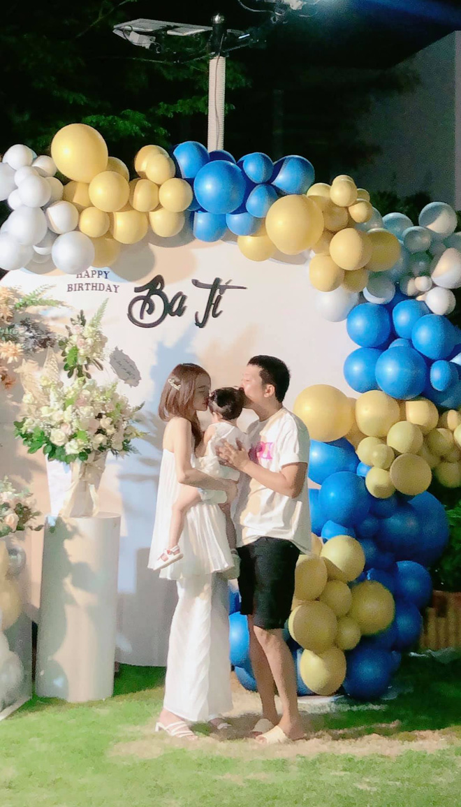 Nhã Phương xuất hiện hạnh phúc bên gia đình trong tiệc sinh nhật Trường Giang giữa cơn sóng gió. Ảnh: Facebook