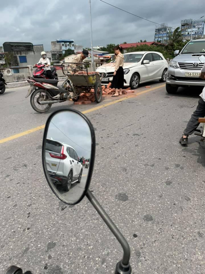 Dù không biết xử lý thế nào nhưng hình ảnh này đang nhận được sự chú ý của đông đảo dân tình. Ảnh: Facebook Dù không biết xử lý thế nào nhưng hình ảnh này đang nhận được sự chú ý của đông đảo dân tình. Ảnh: Facebook