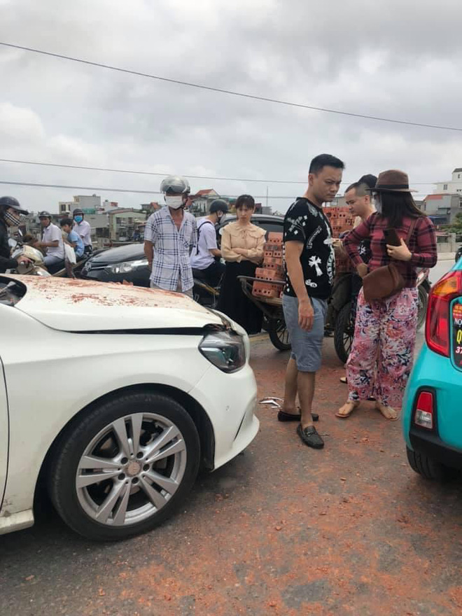 Hot nhất MXH giờ qua: Gương mặt bất lực của nữ tài xế Mercedes khi bị xích lô chở gạch làm móp đầu - Ảnh 1 Hot nhất MXH giờ qua: Gương mặt bất lực của nữ tài xế Mercedes khi bị xích lô chở gạch làm móp đầu - Ảnh 1