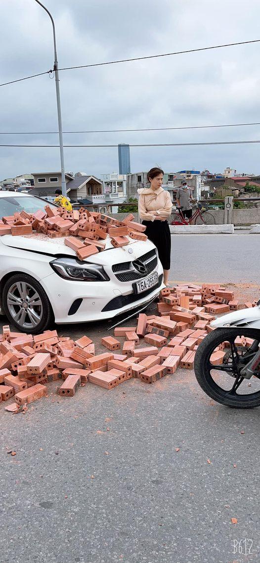 Hình ảnh đang thu hút sự chú ý của đông đảo dân tình bởi gương mặt ngán ngẩm của nữ tài xế. Ảnh: Facebook Hình ảnh đang thu hút sự chú ý của đông đảo dân tình bởi gương mặt ngán ngẩm của nữ tài xế. Ảnh: Facebook