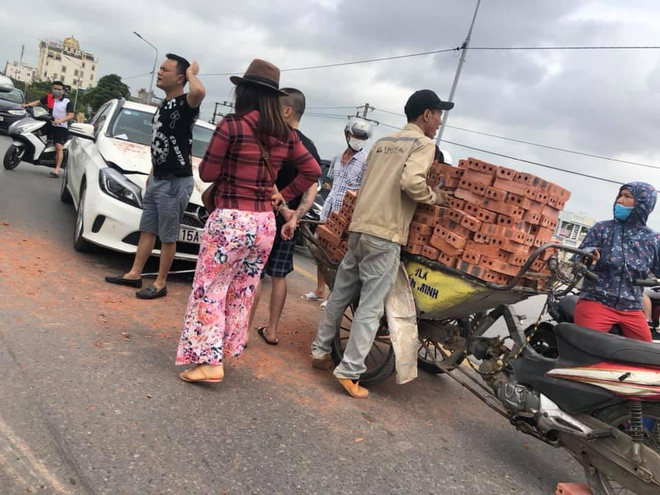 Hot nhất MXH giờ qua: Gương mặt bất lực của nữ tài xế Mercedes khi bị xích lô chở gạch làm móp đầu - Ảnh 2 Hot nhất MXH giờ qua: Gương mặt bất lực của nữ tài xế Mercedes khi bị xích lô chở gạch làm móp đầu - Ảnh 2