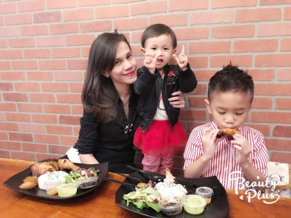Dù đã có gia đình riêng nhưng Thụy Anh vẫn luôn dành tình cảm và sự quan tâm cho Jacky Minh Trí với mong muốn bù đắp cho cậu bé Ảnh: Facebook Dù đã có gia đình riêng nhưng Thụy Anh vẫn luôn dành tình cảm và sự quan tâm cho Jacky Minh Trí với mong muốn bù đắp cho cậu bé Ảnh: Facebook