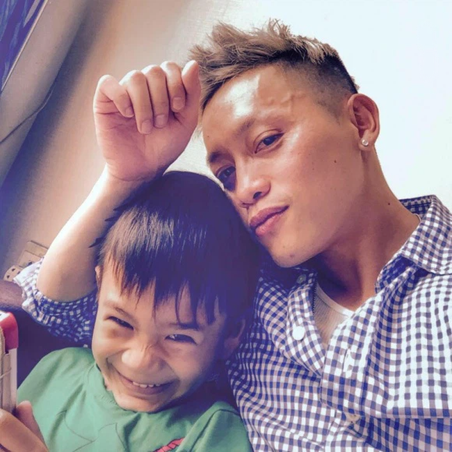 Chồng của Thụy Anh hiện tại vô cùng yêu thương và thân thiết với bé Jacky Minh Trí. Ảnh: Internet Chồng của Thụy Anh hiện tại vô cùng yêu thương và thân thiết với bé Jacky Minh Trí. Ảnh: Internet