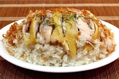 Cơm nếp và thịt gà dù có ngon đến mấy cũng nên tránh. Ảnh: Internet