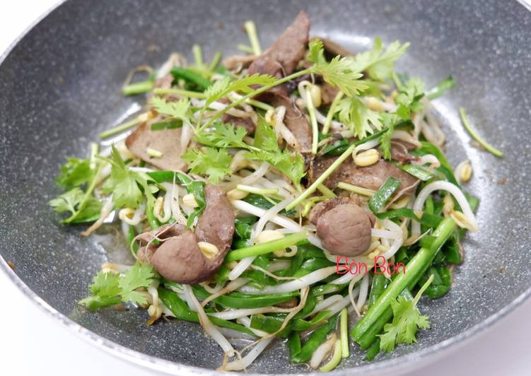 Giá đỗ và gan lợn được xem là món quen thuộc của nhiều gia đình Việt. Ảnh: Internet