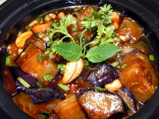 Cà tìm và cá đều là những thực phẩm có tính hàn. Ảnh: Internet