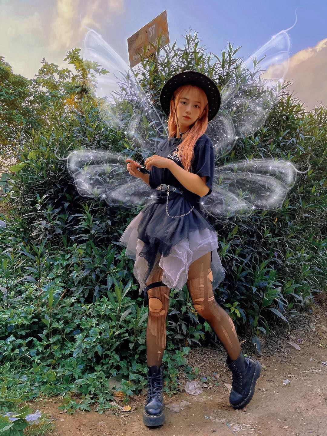 Lê Bống liên tục gây tranh cãi về phong cách ăn mặc của mình. Ảnh: Facebook