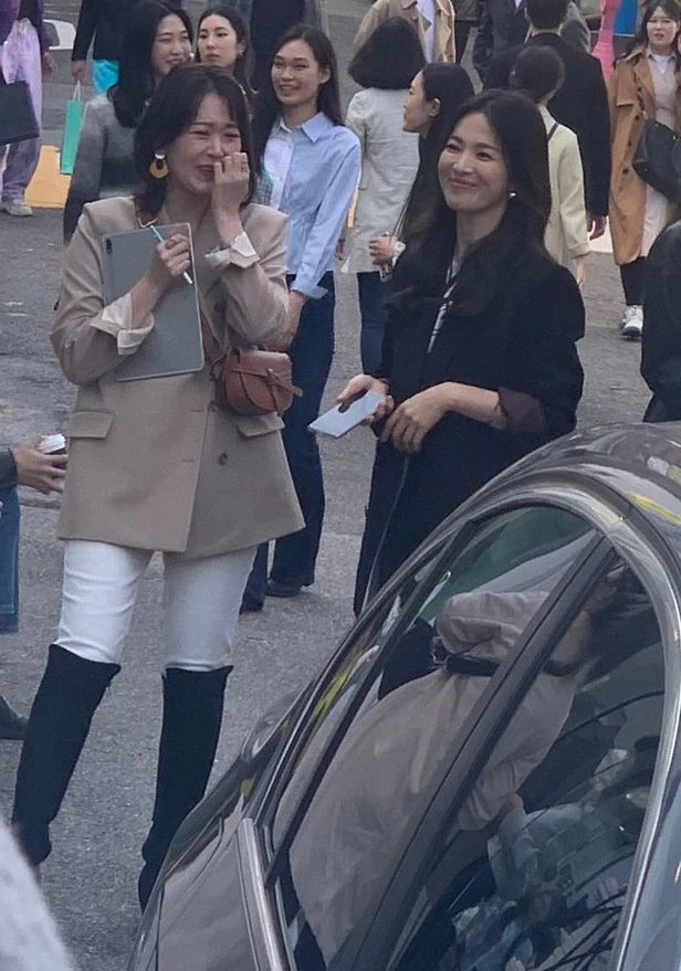 Bộ trang phục mà cô xuất hiện trên sóng truyền hình cũng bị bắt gặp khi cô xuất hiện ở hậu trường phim. Ảnh: Internet