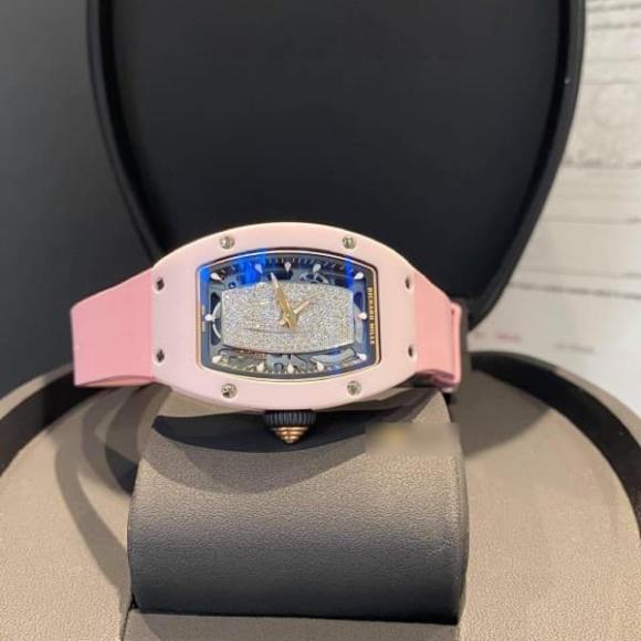 Cận cảnh chiếc đồng hồ bạc tỷ của Ngọc Trinh. Ảnh: Internet