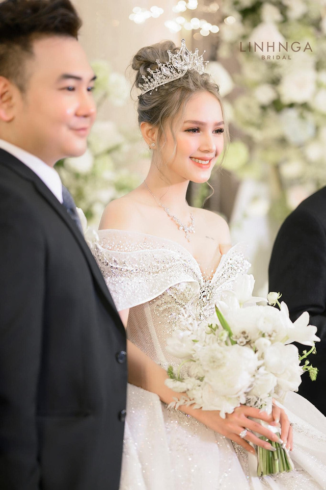 Đám cưới ấn tượng gây chú ý của Xoài Non và ông xã. Ảnh: Internet Đám cưới ấn tượng gây chú ý của Xoài Non và ông xã. Ảnh: Internet