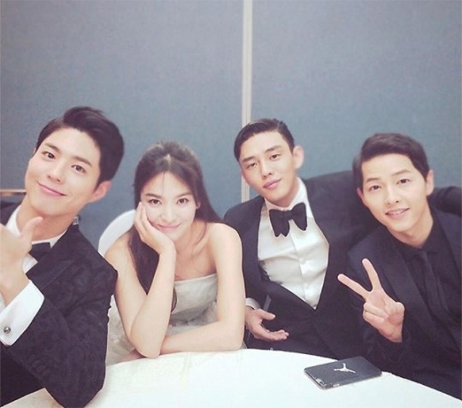 Song Hye Kyo 'trả đũa' Song Joong Ki bằng loạt ảnh cực tình bên 'trai lạ' 2 Song Hye Kyo 'trả đũa' Song Joong Ki bằng loạt ảnh cực tình bên 'trai lạ' 2