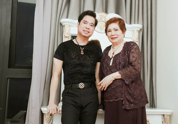 Ngọc Sơn và tình cảm dành cho mẹ mình khiến nhiều người ngưỡng mộ. Ảnh: Internet Ngọc Sơn và tình cảm dành cho mẹ mình khiến nhiều người ngưỡng mộ. Ảnh: Internet