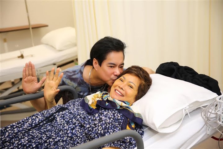 Danh ca Ngọc Sơn luôn dành hết sức để chữa bệnh cho mẹ mình. Ảnh: Internet Danh ca Ngọc Sơn luôn dành hết sức để chữa bệnh cho mẹ mình. Ảnh: Internet