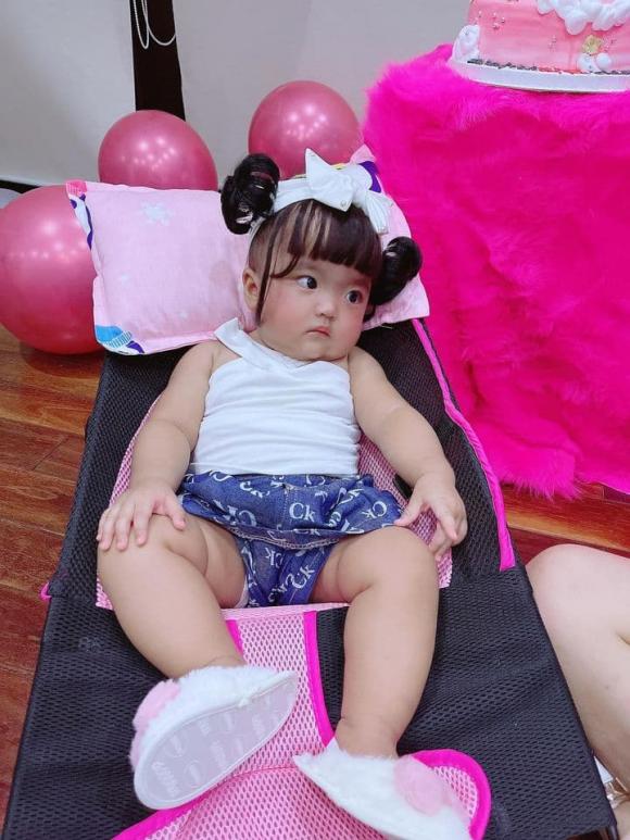Gia đình Mạc Văn Khoa thường xuyên hào hứng khoe hình ảnh ái nữ đầu lòng trên trang cá nhân. Ảnh: Facebook Gia đình Mạc Văn Khoa thường xuyên hào hứng khoe hình ảnh ái nữ đầu lòng trên trang cá nhân. Ảnh: Facebook