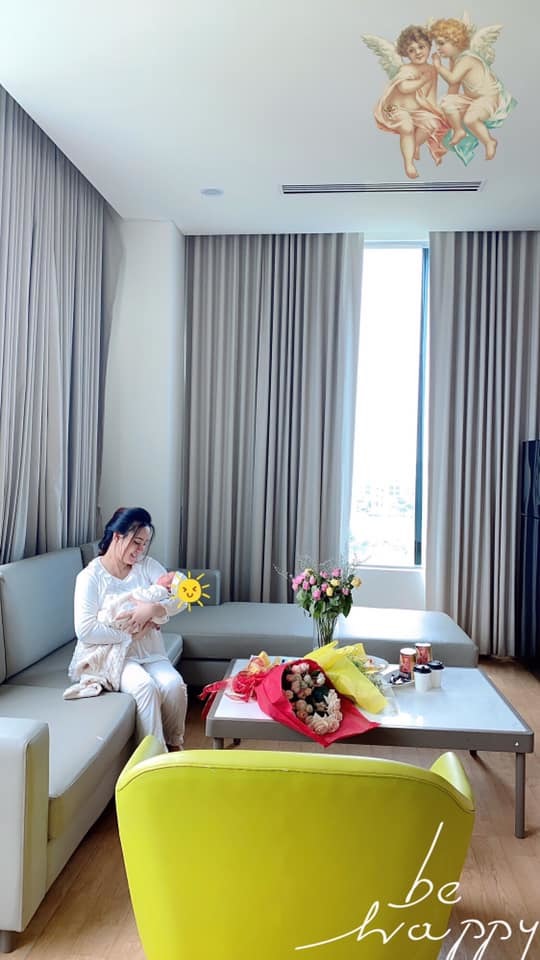 Vy Oanh tuyên bố ở ẩn sau khi hạ sinh giữa ồn ào chưa hồi kết 1 Vy Oanh tuyên bố ở ẩn sau khi hạ sinh giữa ồn ào chưa hồi kết 1