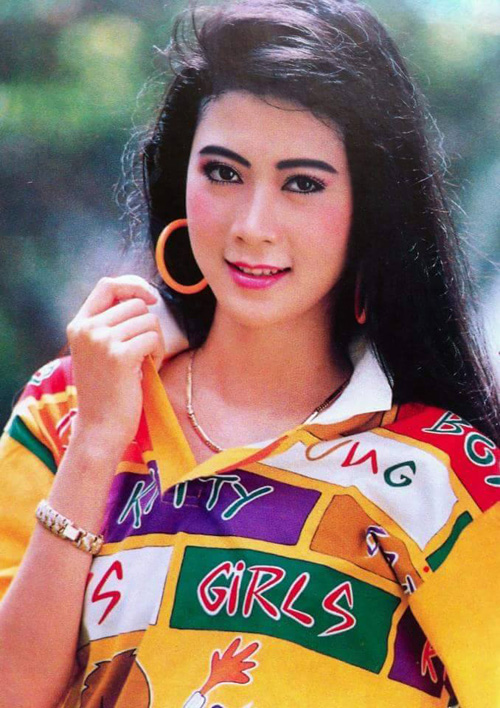 Diễm Hương được mệnh danh là nữ hoàng ảnh lịch một thời nhờ nhan sắc xinh đẹp và kiều diễm. Ảnh: Internet Diễm Hương được mệnh danh là nữ hoàng ảnh lịch một thời nhờ nhan sắc xinh đẹp và kiều diễm. Ảnh: Internet