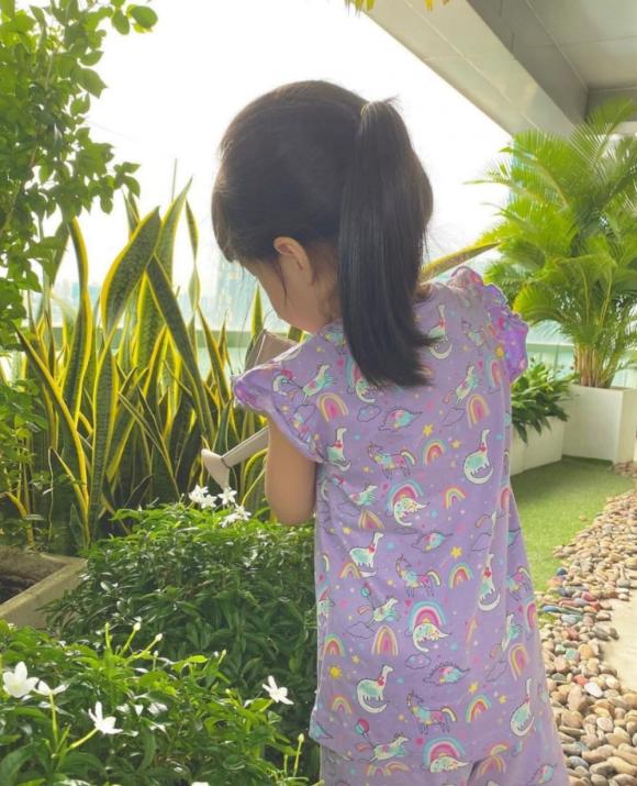 Hình ảnh ái nữ nhà Đặng Thu Thảo chăm chỉ tưới cây với động tác chuyên nghiệp gây chú ý. Ảnh: Facebook Hình ảnh ái nữ nhà Đặng Thu Thảo chăm chỉ tưới cây với động tác chuyên nghiệp gây chú ý. Ảnh: Facebook